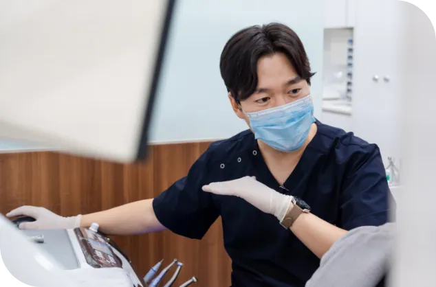 안양 치과에서 진료상담 하는 모습